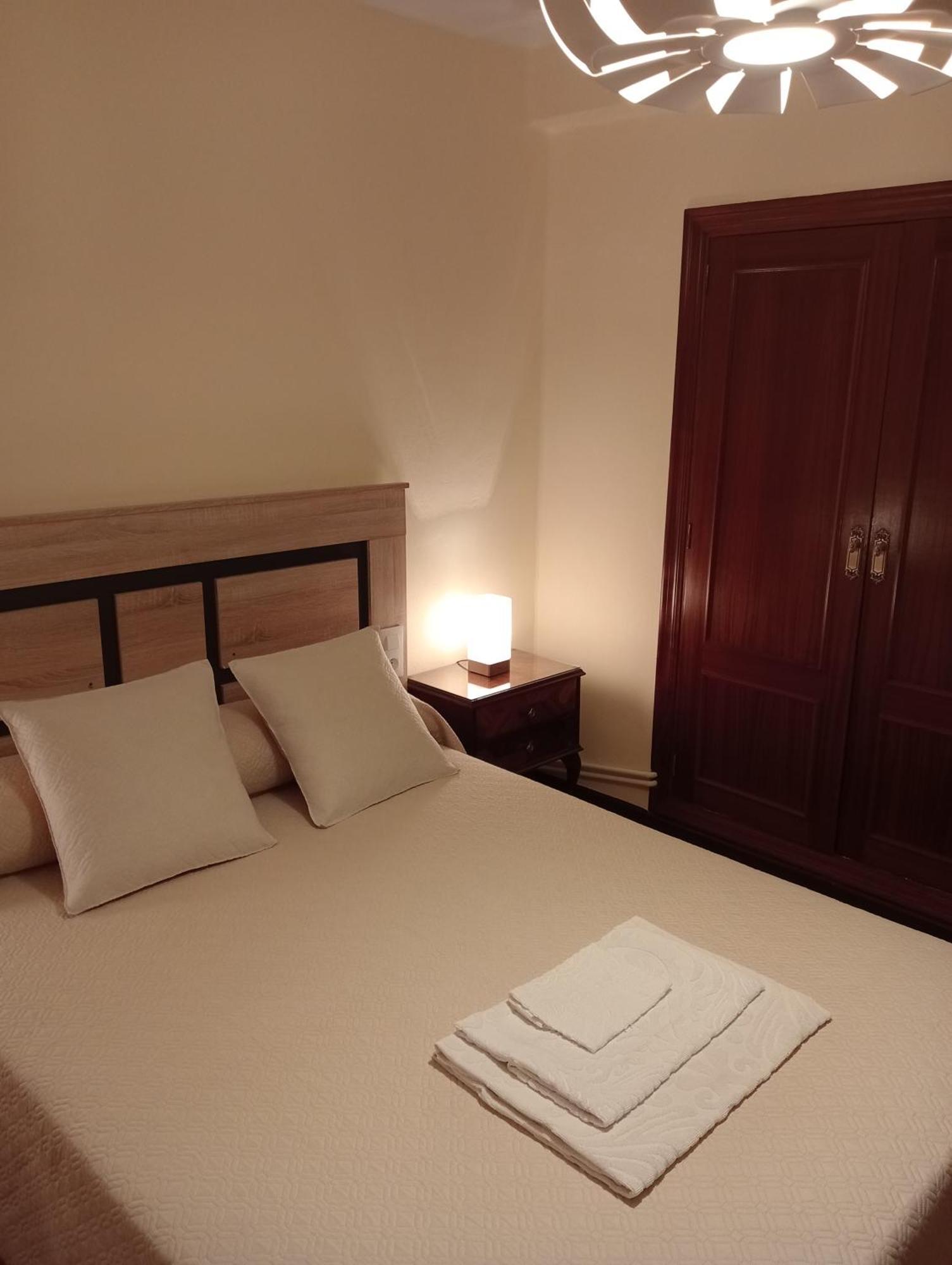 Habitacion Matrimonial Centro Ciudad Oviedo Bagian luar foto